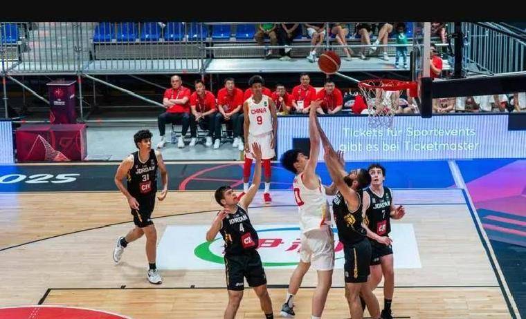 中国男篮明日对阵约旦男篮没那么难，他们没有好中锋(男篮中国队vs约旦决赛)