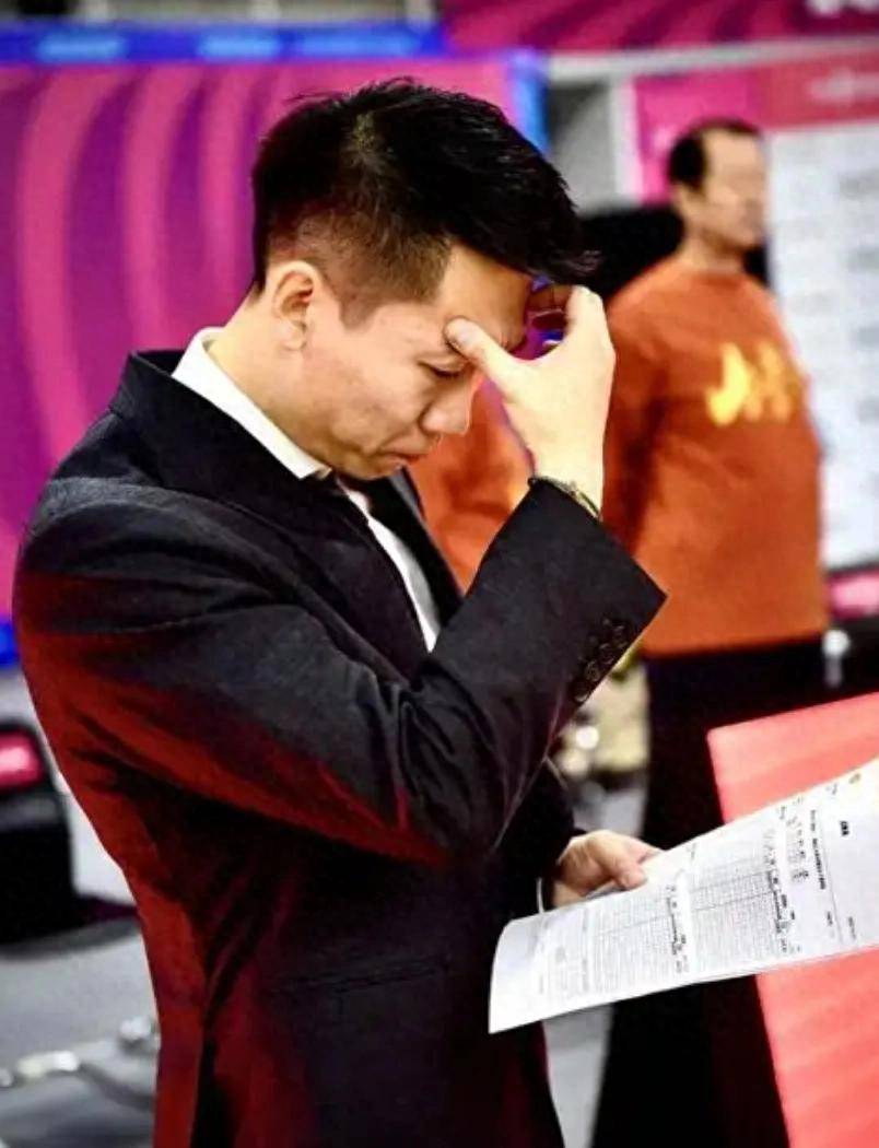 张外龙将官宣重返中国足坛执教，直接出任冠军队新帅，原先的功勋教头已主动下课的简单介绍